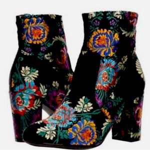 STEVE MADDEN Emison Embroidered Heeled Boots Women’s Size 8!